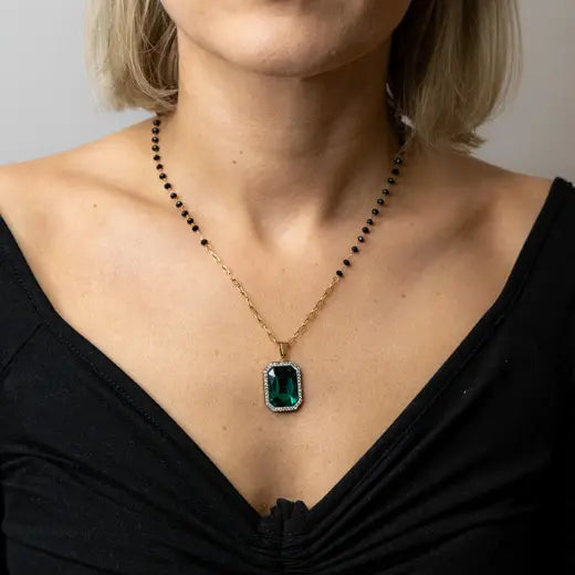 NYLA || Handmade Necklace with Onyx and Emerald