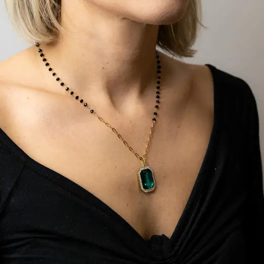 NYLA || Handmade Necklace with Onyx and Emerald