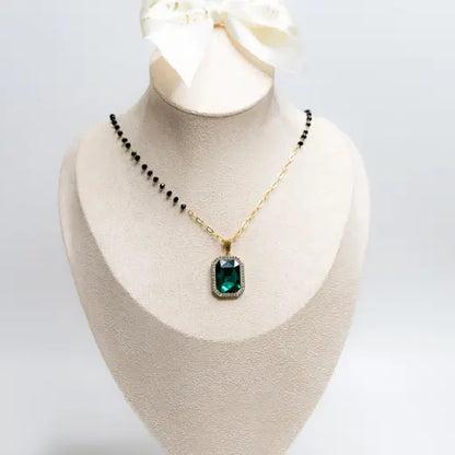 NYLA || Handmade Necklace with Onyx and Emerald