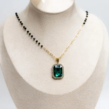 NYLA || Handmade Necklace with Onyx and Emerald